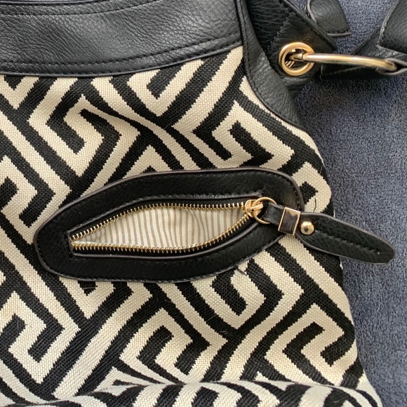 Black & Cream Geometric Canvas Shoulder Bag w/ Gold Hardware - Picture 2 of 13